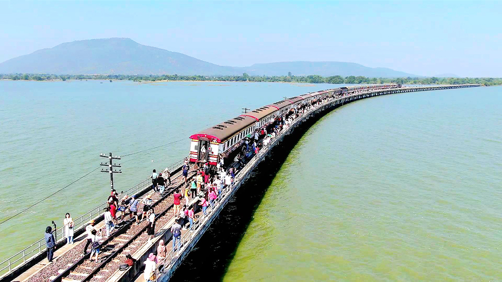 รถไฟลอยน้ำ ขบวนสุดท้ายของปี ทิ้งทวน 19 โบกี้ ข้ามเขื่อนป่าสัก