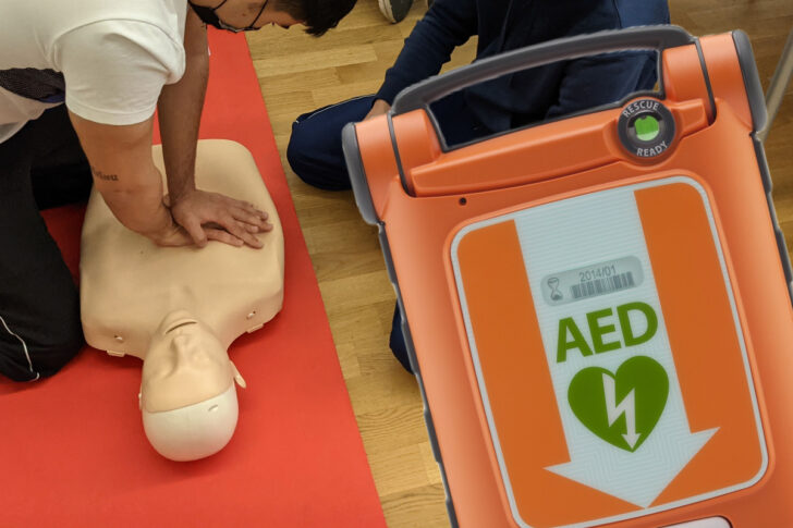 เครื่อง AED การทำ CPR เครื่อง AED การทำ CPR