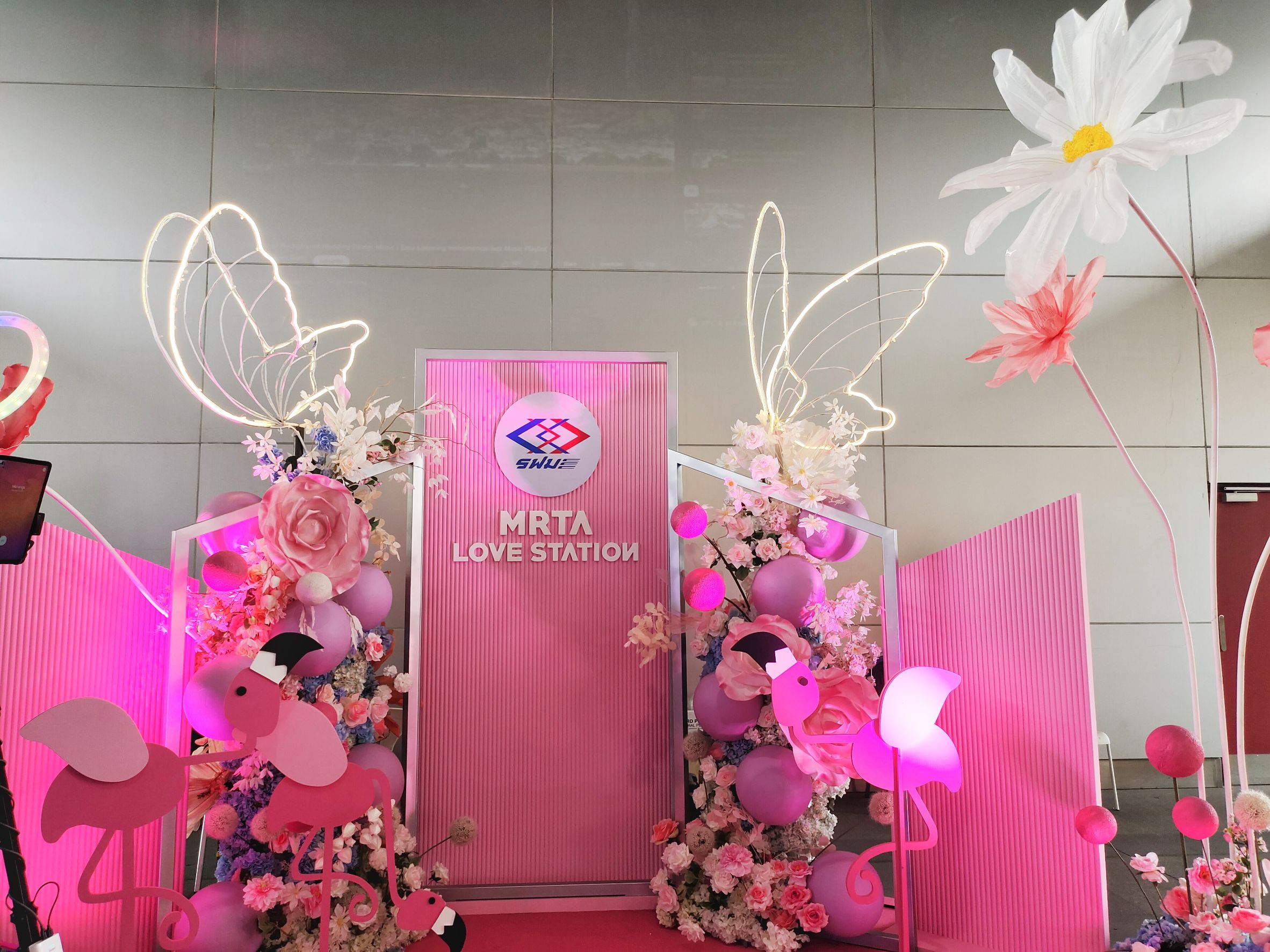 วาเลนไทน์ 2566 MRT สายสีม่วง ชวนถ่ายรูปบอกรัก พร้อมลุ้นรับบัตรโดยสาร