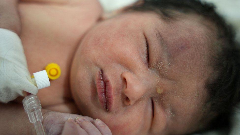 ทารกน้อยแรกเกิดรอดชีวิตจากแผ่นดินไหวอย่างปาฏิหาริย์