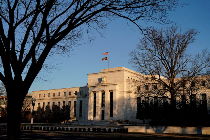 FILE PHOTO: The Federal Reserve building is seen in Washington, DC ธนาคารกลางสหรัฐ (เฟด)