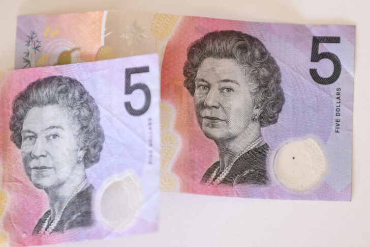 A picture illustration of Australian $5 banknotes with the late Queen Elizabeth II displayed ออสเตรเลียไม่ใส่รูปกษัตริย์อังกฤษในธนบัตรใหม่