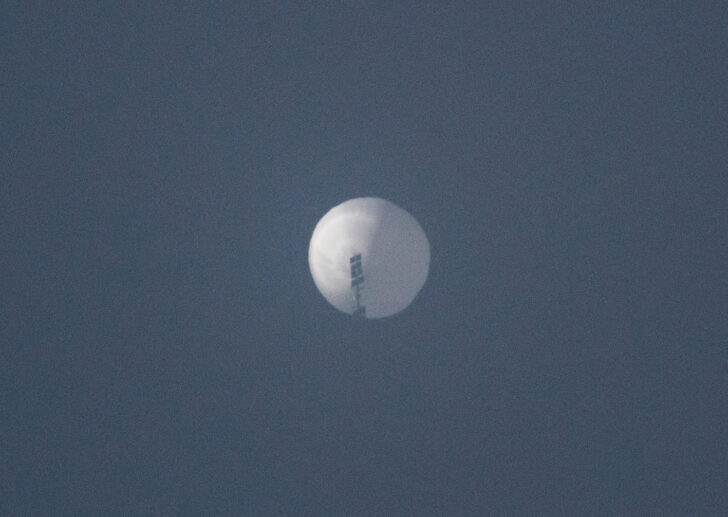 A balloon flies in the sky over Billings สหรัฐพบบอลลูนจีน