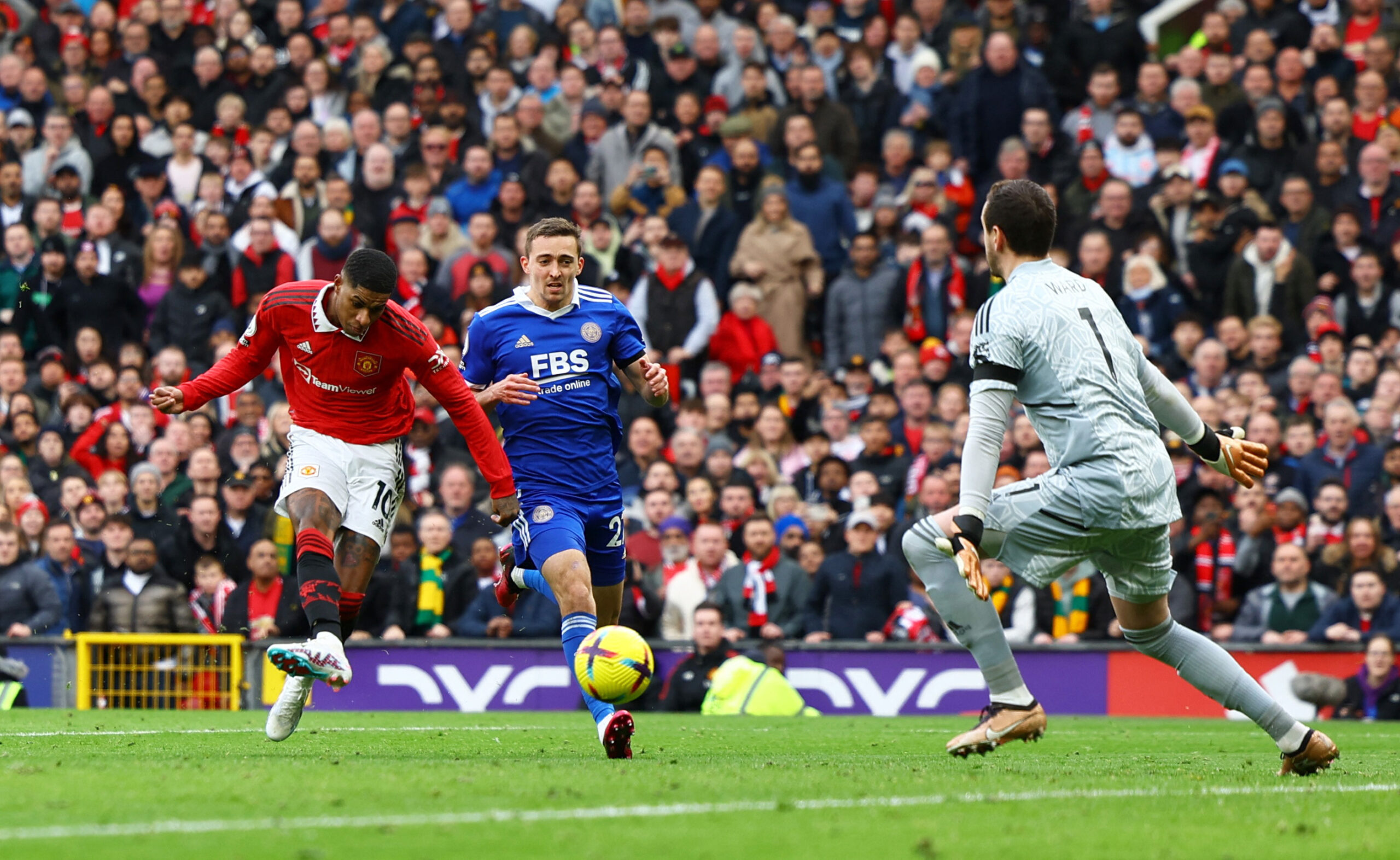 ผลบอลพรีเมียร์ลีก แมนฯยู ถล่ม เลสเตอร์ 3-0 ไล่จี้แมนฯซิตี้-อาร์เซนอล