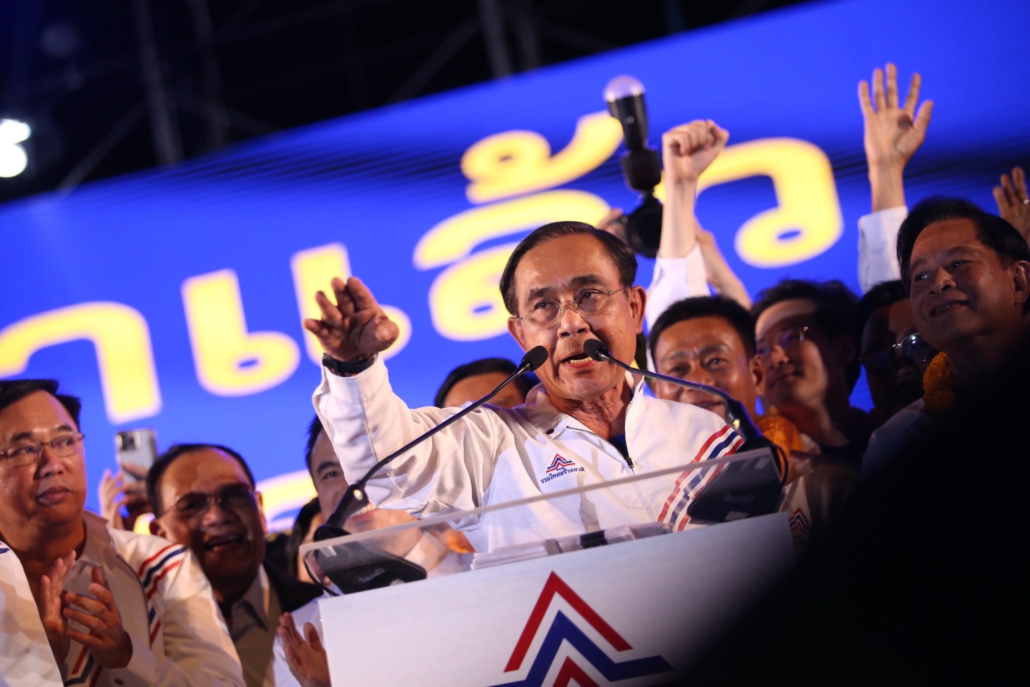 พรรคประยุทธ์ ดูด ส.ส. อีก 40 คน หาเสียงโคราชเปิดนโยบายแจกเพิ่ม แจกต่อ