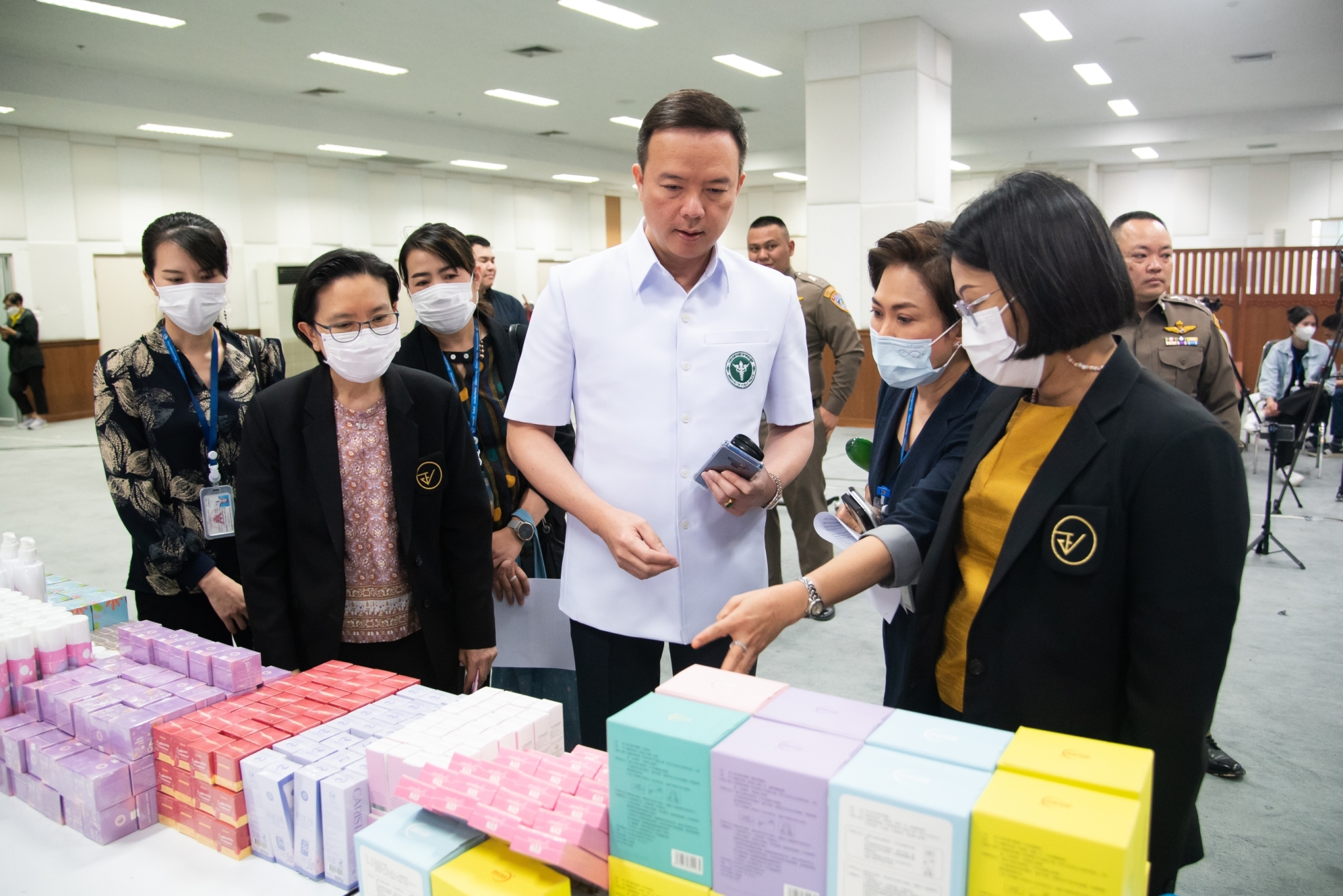 ทลายโกดังเถื่อน ยึดของกลางเครื่องสำอาง-ยาสีฟัน ปลอม กว่า 14 ล้าน