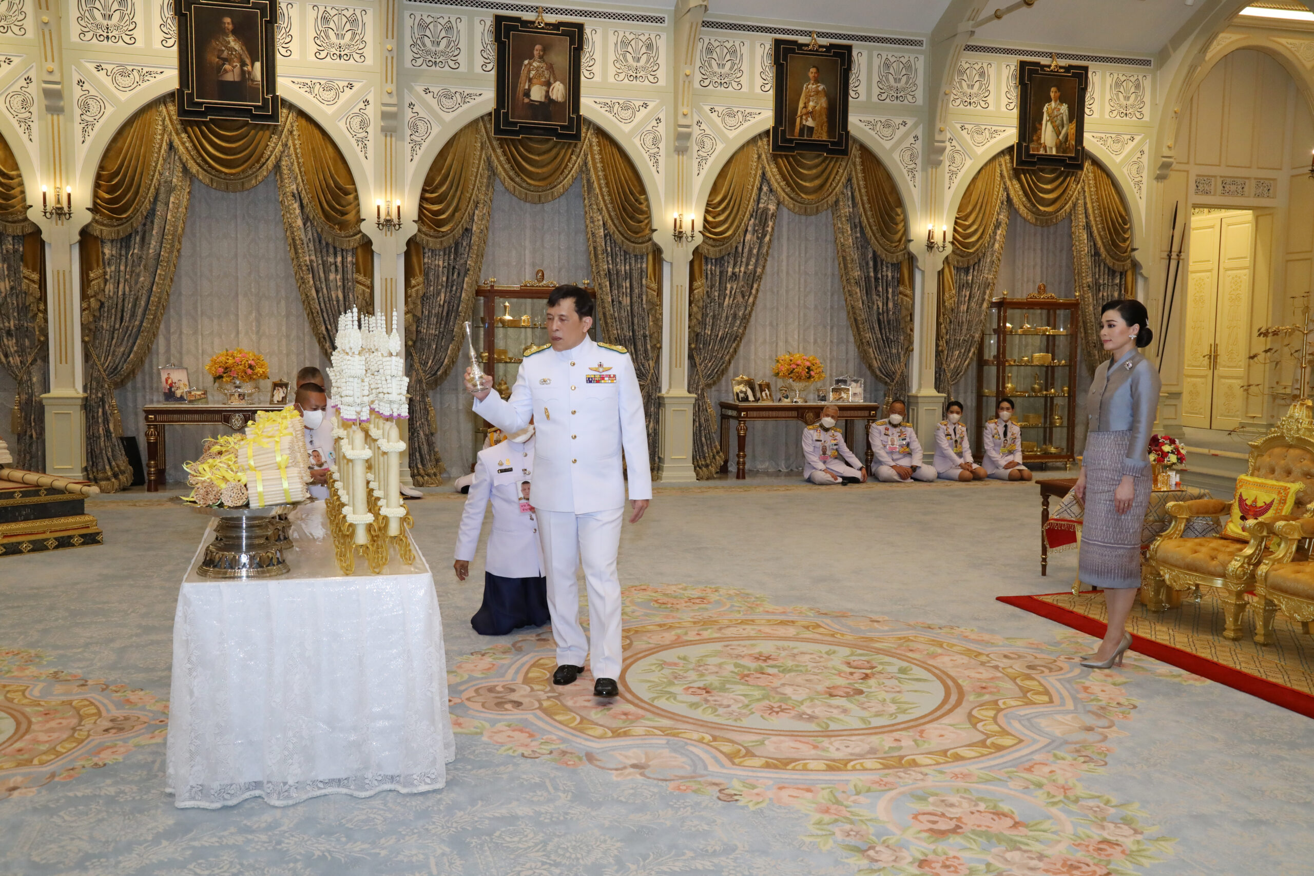ในหลวงทรงเจิมเทียนรุ่ง เนื่องในพระราชพิธีทรงบำเพ็ญพระราชกุศลมาฆบูชา