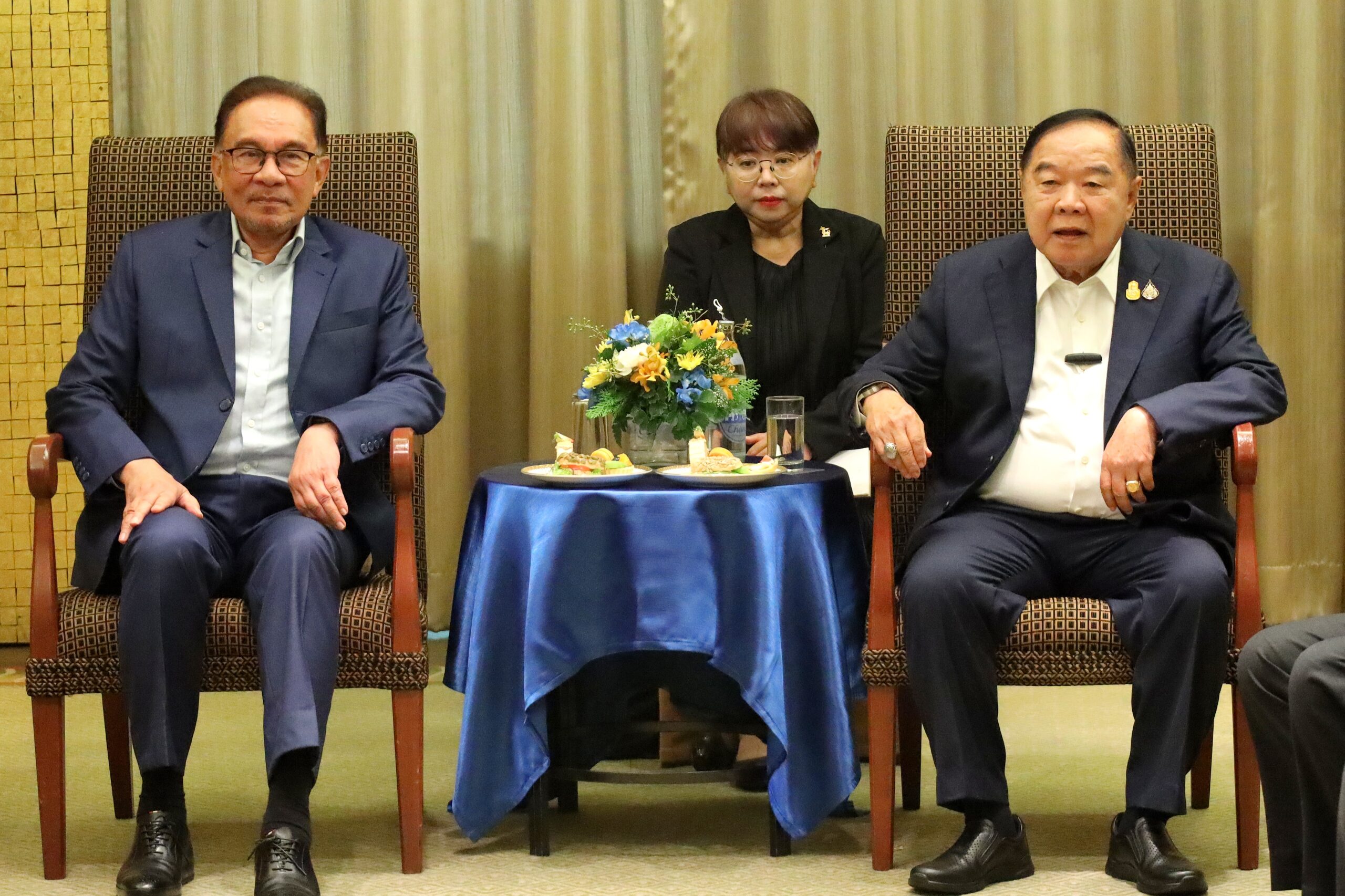 ประวิตร จับมือ อันวาร์ ยุติปัญหาชายแดนใต้