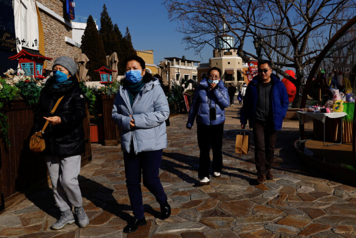 People walk past restaurant in a shopping area in Beijing เศรษฐกิจเอเชีย เศรษฐกิจจีน