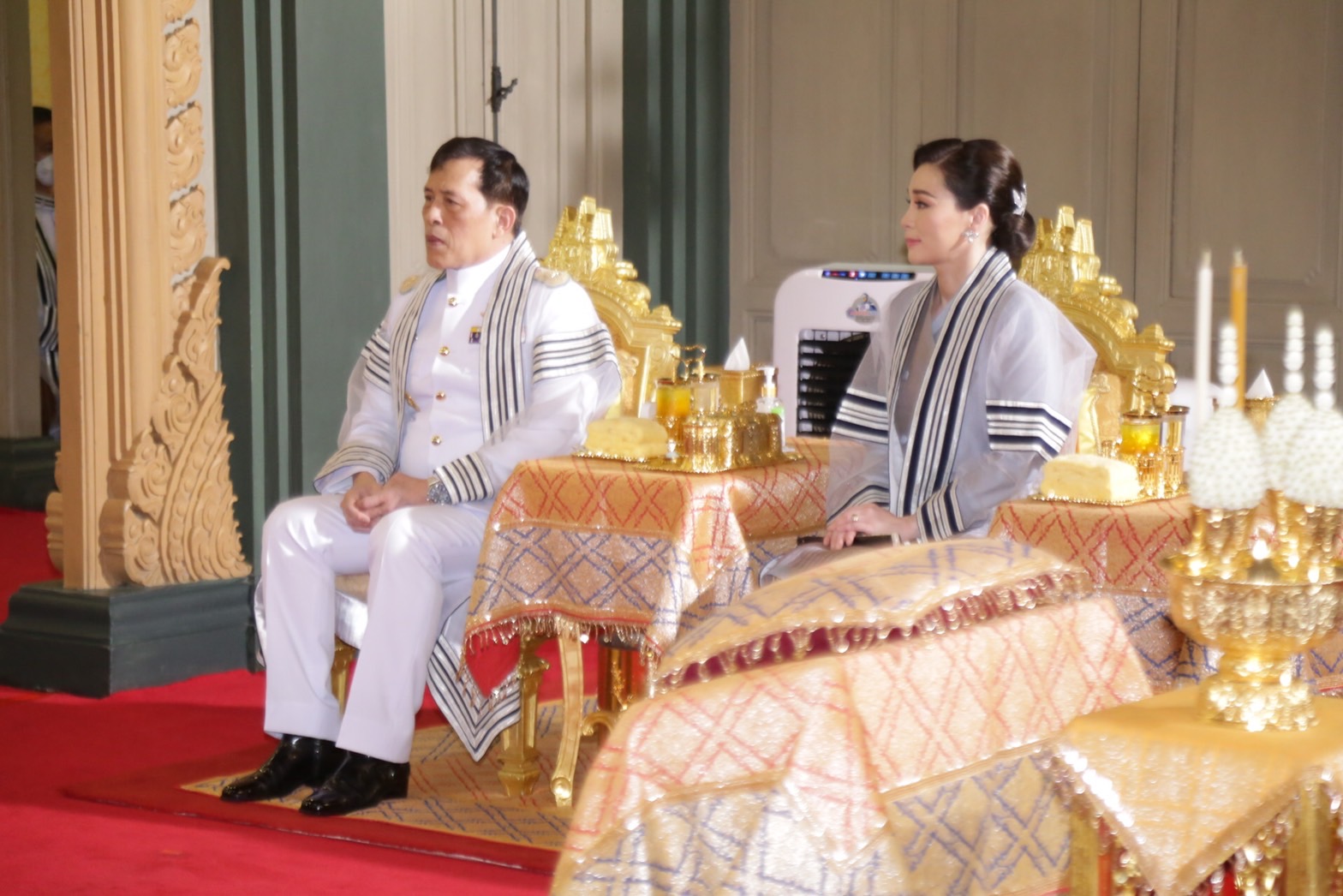 ในหลวง พระราชทานทุนการศึกษา บุคลากร นักเรียนวชิราวุธวิทยาลัย 