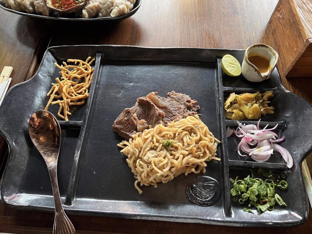 ข้าวซอยผัดแห้งเนื้อน่องลาย