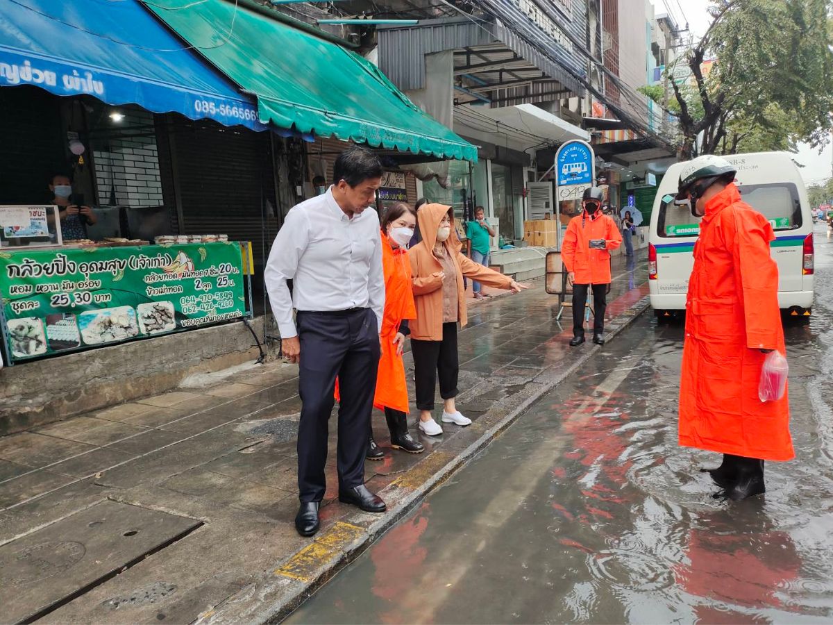 ชัชชาติ ลงพื้นที่ติดตามน้ำท่วมขังอุดมสุข และให้กำลังใจเจ้าหน้าที่