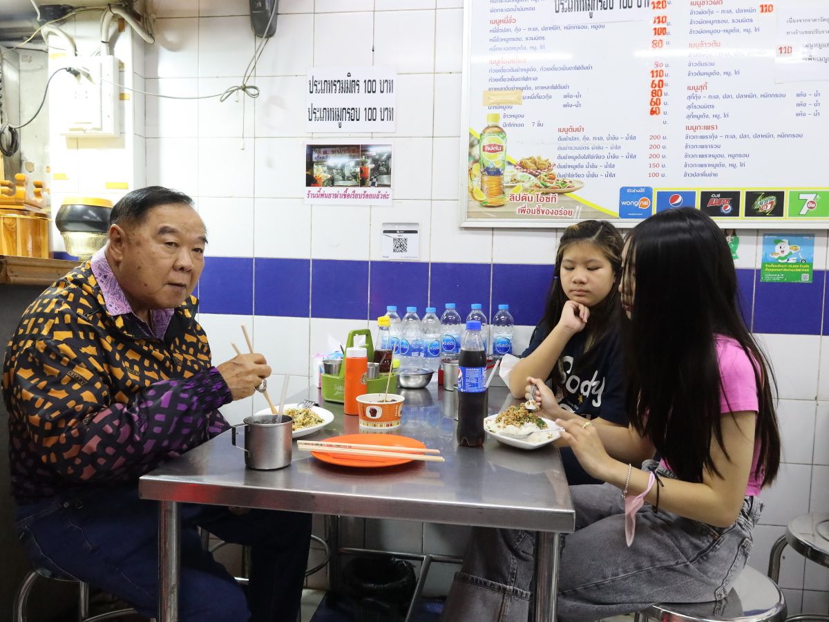 ประวิตร พาหลานเดินย่านเสาชิงช้า แวะทานอาหารร้านประจำ