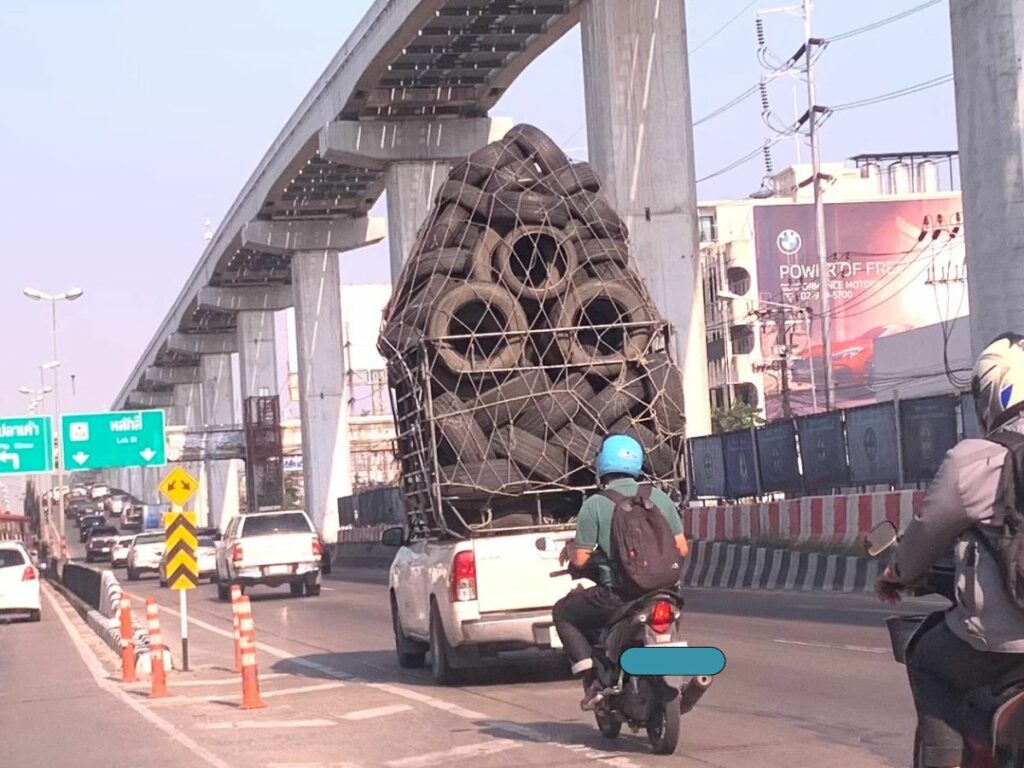 รถปิคอัพบรรทุกยางรถยนต์