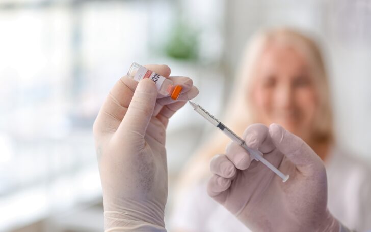 กระทรวงสาธารณสุข ให้บริการฉีดวัคซีนสำเร็จรูป LAAB ในกลุ่มผู้สูงอายุ