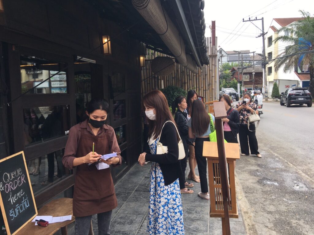 บรรยากาศหน้าร้านข้าวโซ-อิ