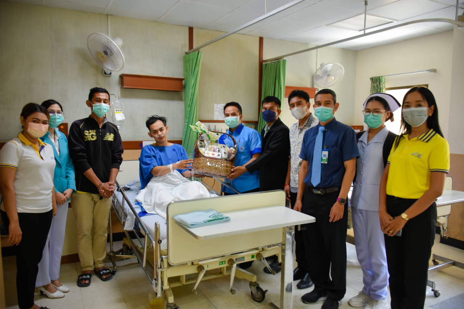 ประกันสังคมเยี่ยมผู้บาดเจ็บเหตุยิงรถบัสภูเก็ต