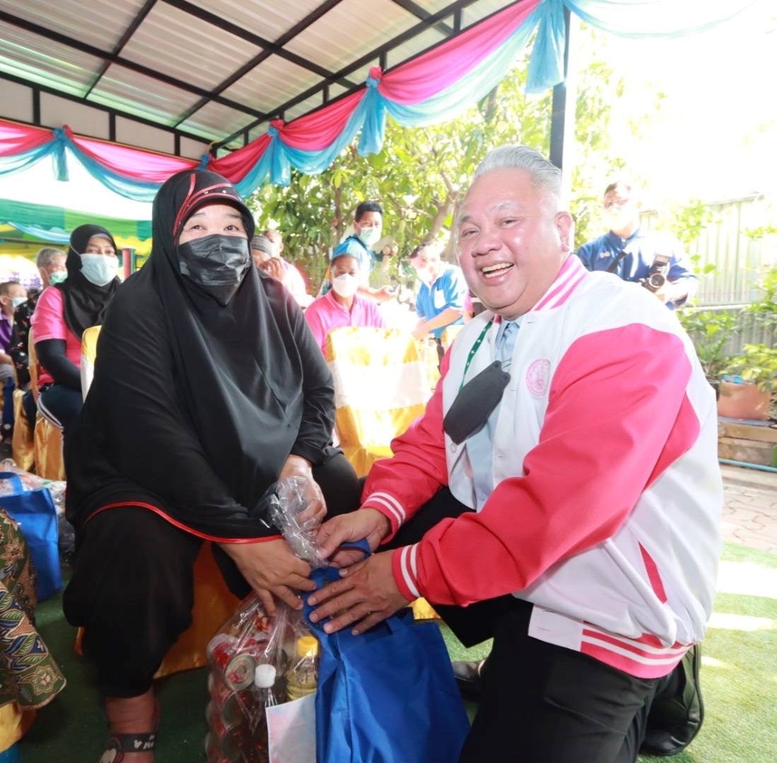 พม. เปิดศูนย์ช่วยเหลือสังคมชุมชนแผ่นดินทอง เขตหนองจอก พร้อมให้บริการสวัสดิการสังคมแบบ One Stop Service มุ่งพัฒนาคุณภาพชีวิตกลุ่มเป้าหมายในชุมชน