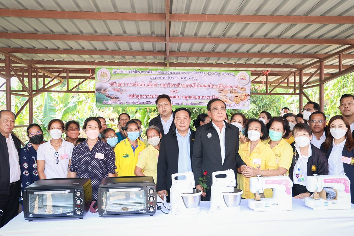 รมว.สุชาติ ร่วมคณะนายก
