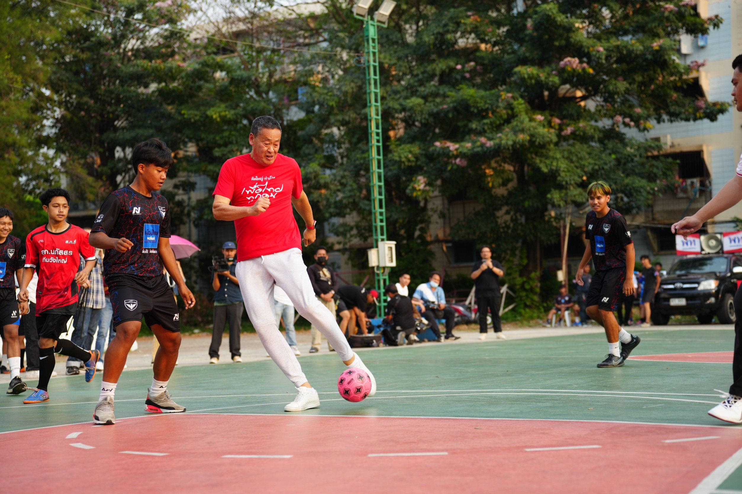 เศรษฐา โชว์เตะบอล เพื่อไทยเป็นรัฐบาล ทุ่มงบกีฬาดันเด็กติดทีมชาติ