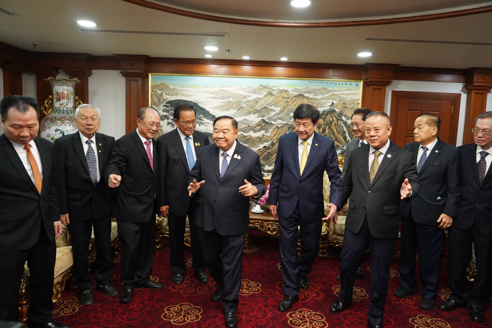 ประวิตร นำทีมเศรษฐกิจพลังประชารัฐ ถกหอการค้าไทย-จีน ปลดล็อกเข้าประเทศ