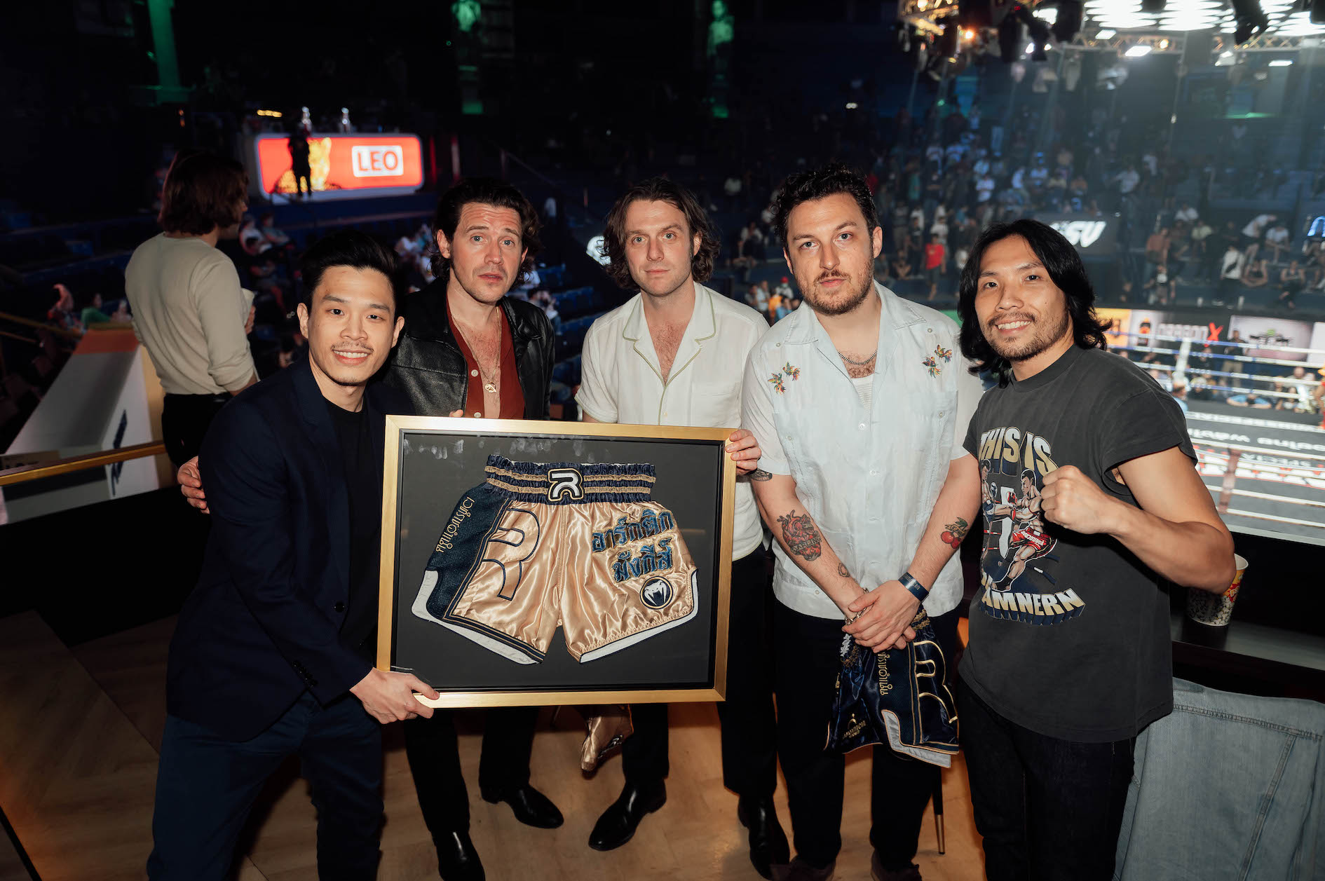 ARCTIC MONKEYS ดูมวยที่เวทีราชดำเนิน รับกางเกงมวยไทยเป็นที่ระลึก
