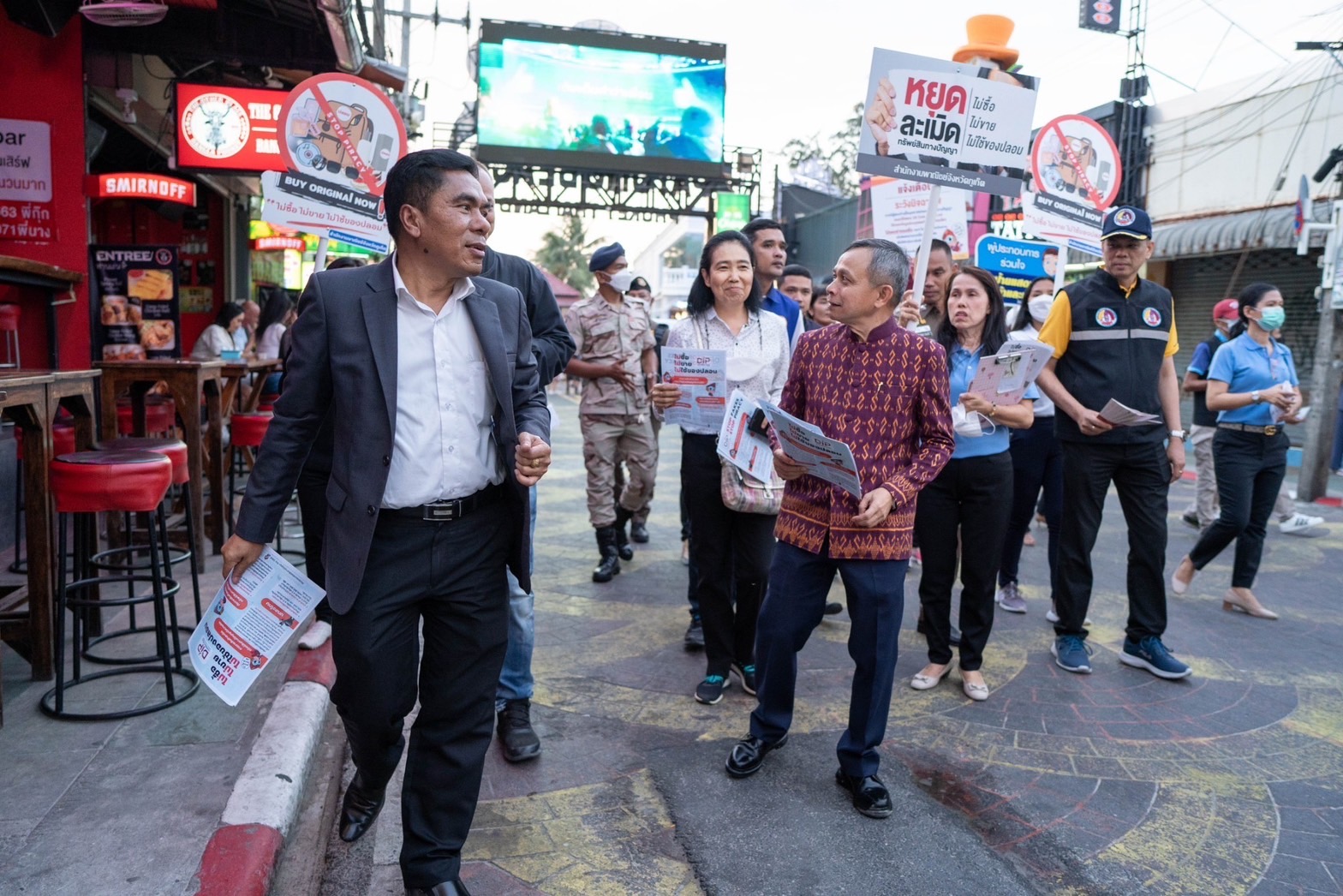 กรมทรัพย์สินทางปัญญา ลงพื้นที่หาดป่าตอง สำรวจสินค้าละเมิด เจอจับทันที
