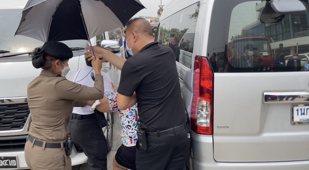 ป้าตะโกนต่อว่าประยุทธ์-ลงพื้นที่ราชบุรี