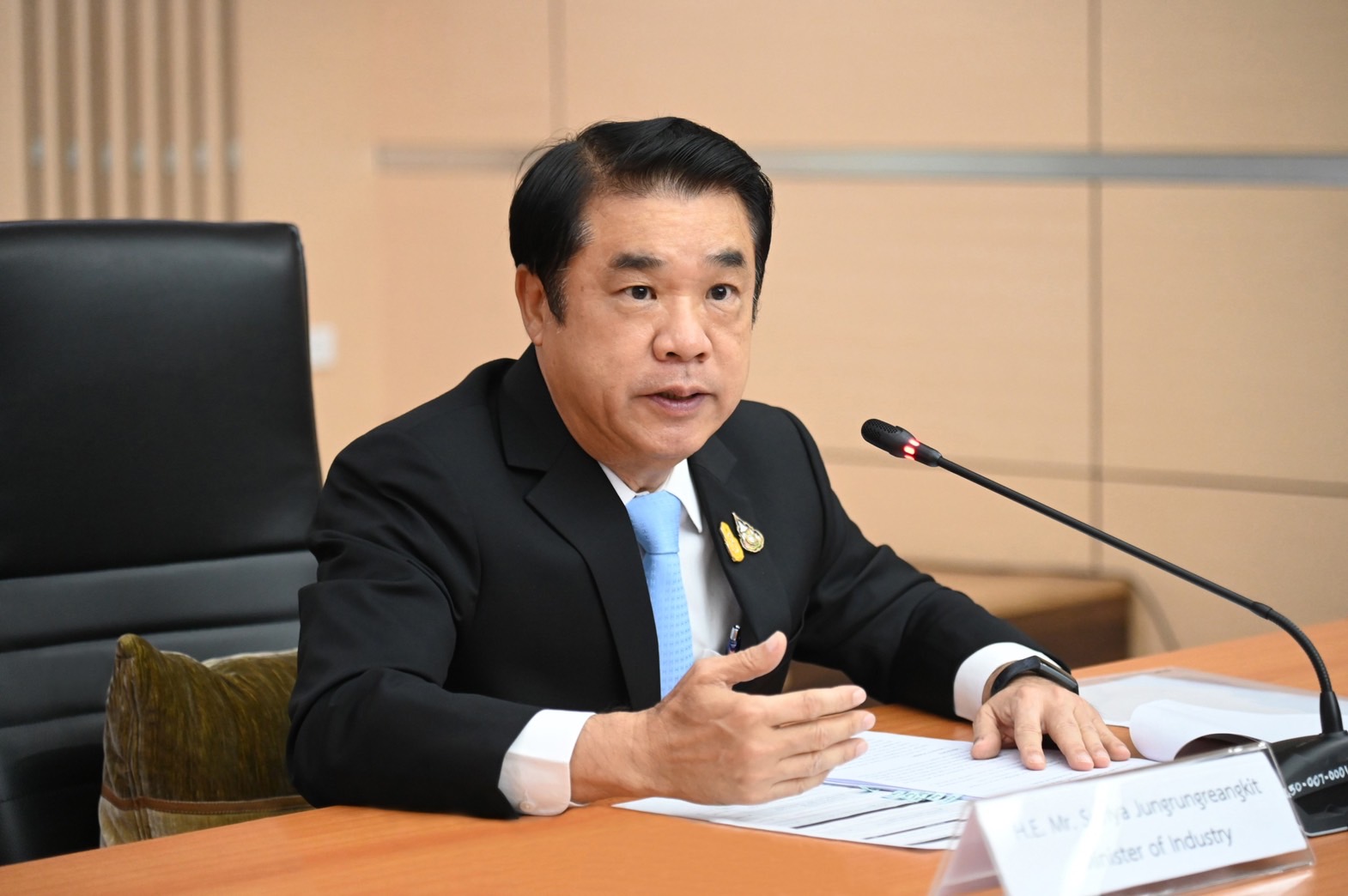 สามมิตรย้ายพรรค สุริยะ เรียกประชุมผู้บริหารกระทรวงด่วน 17 มี.ค. นี้