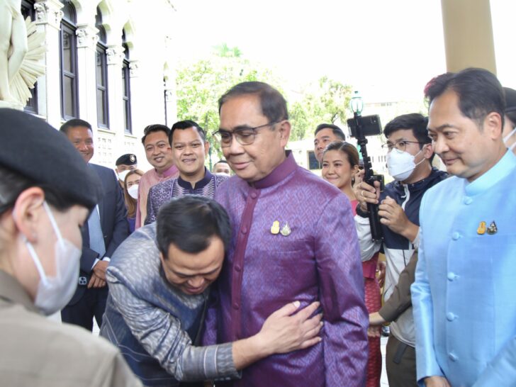 ประยุทธ์ - อนุทิน ประยุทธ์ - อนุทิน โชว์โอบเอว อยู่ด้วยแล้วสบายใจ อย่าคิดไกลจับขั้วรัฐบาล