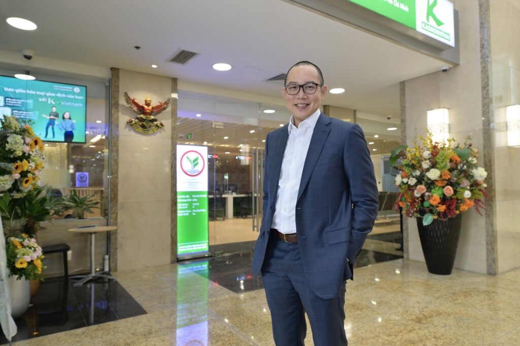 นายชัช เหลืองอาภา