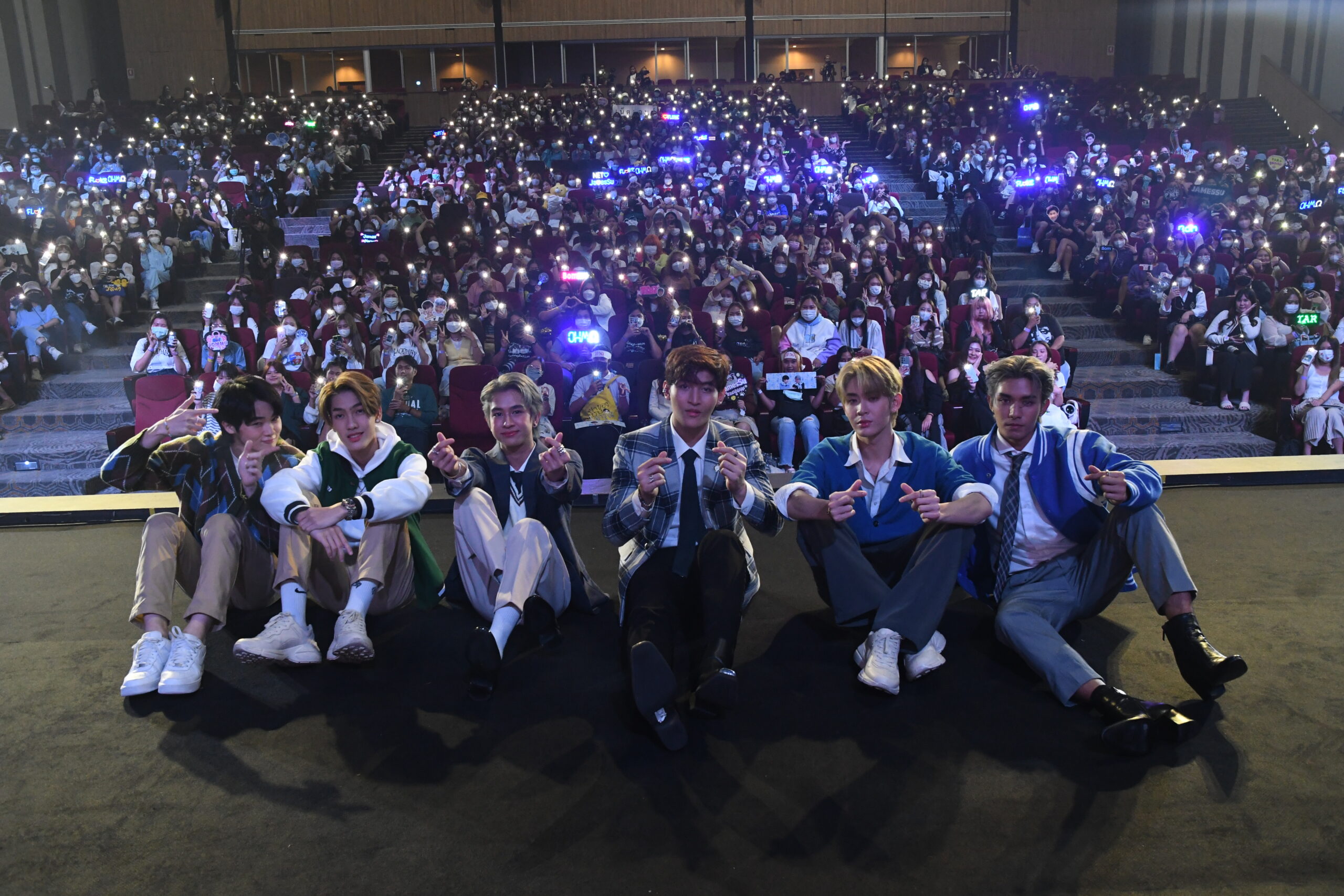 นักแสดงซีรีส์วายขึ้นเวที FEED Y LYMPIC แฟนคลับให้กำลังใจคับคั่ง