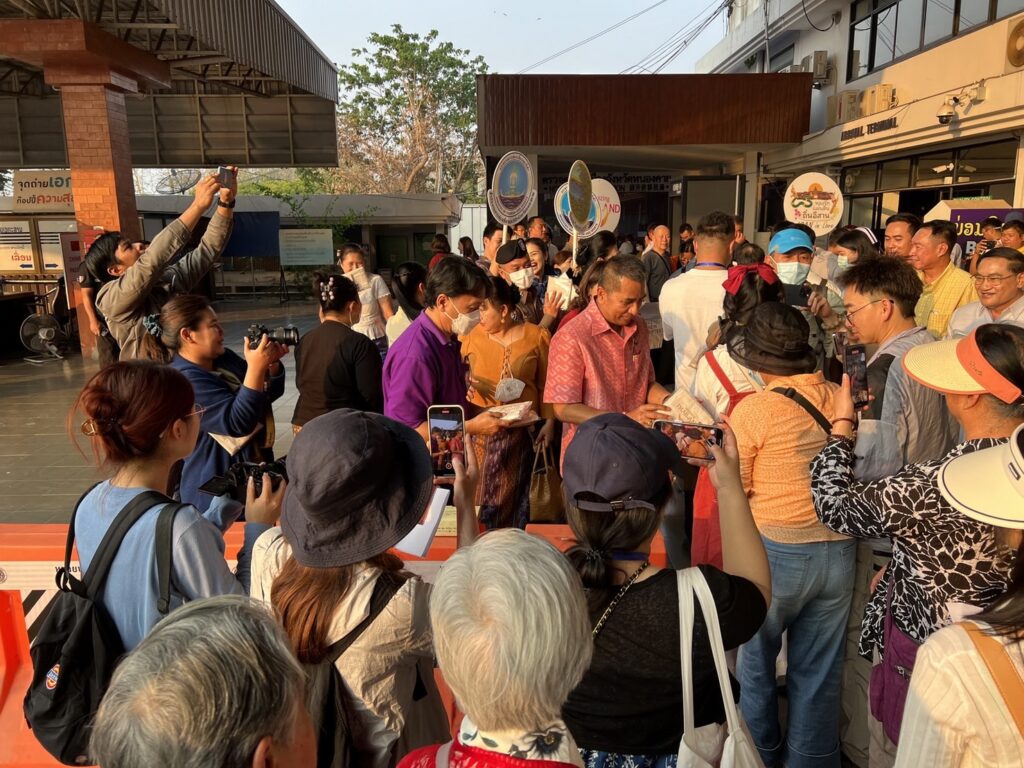 คณะทัวร์จีนมาเที่ยวไทยโดยช้รถไฟฟ้าจีน-ลาว