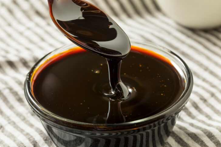 Organic,Black,Cane,Sugar,Molasses,In,A,Bowl “กากน้ำตาล” ไทยมาแรงสุด ครองตลาดญี่ปุ่น