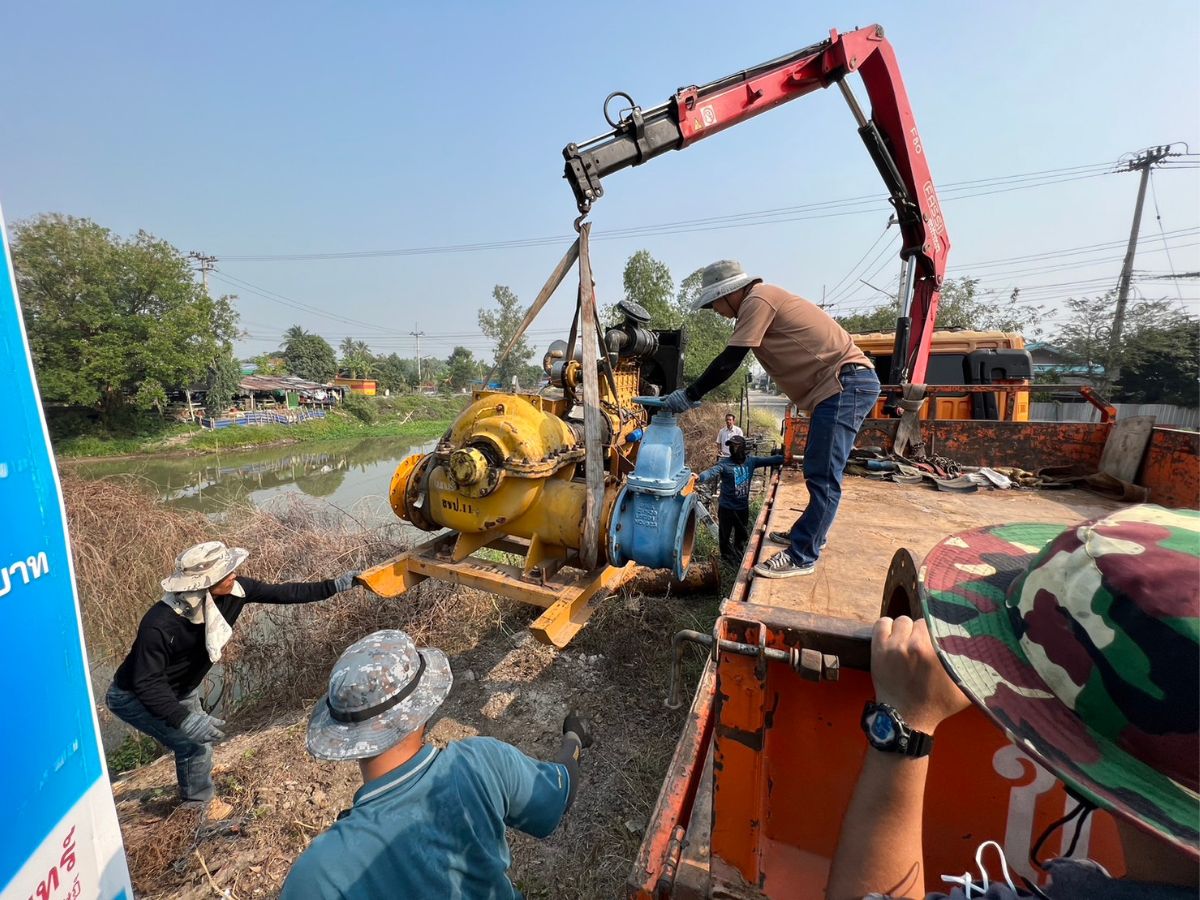กรมชลฯเร่งติดตั้งเครื่องสูบน้ำพร้อมกำจัดวัชพืชขวางทางน้ำ