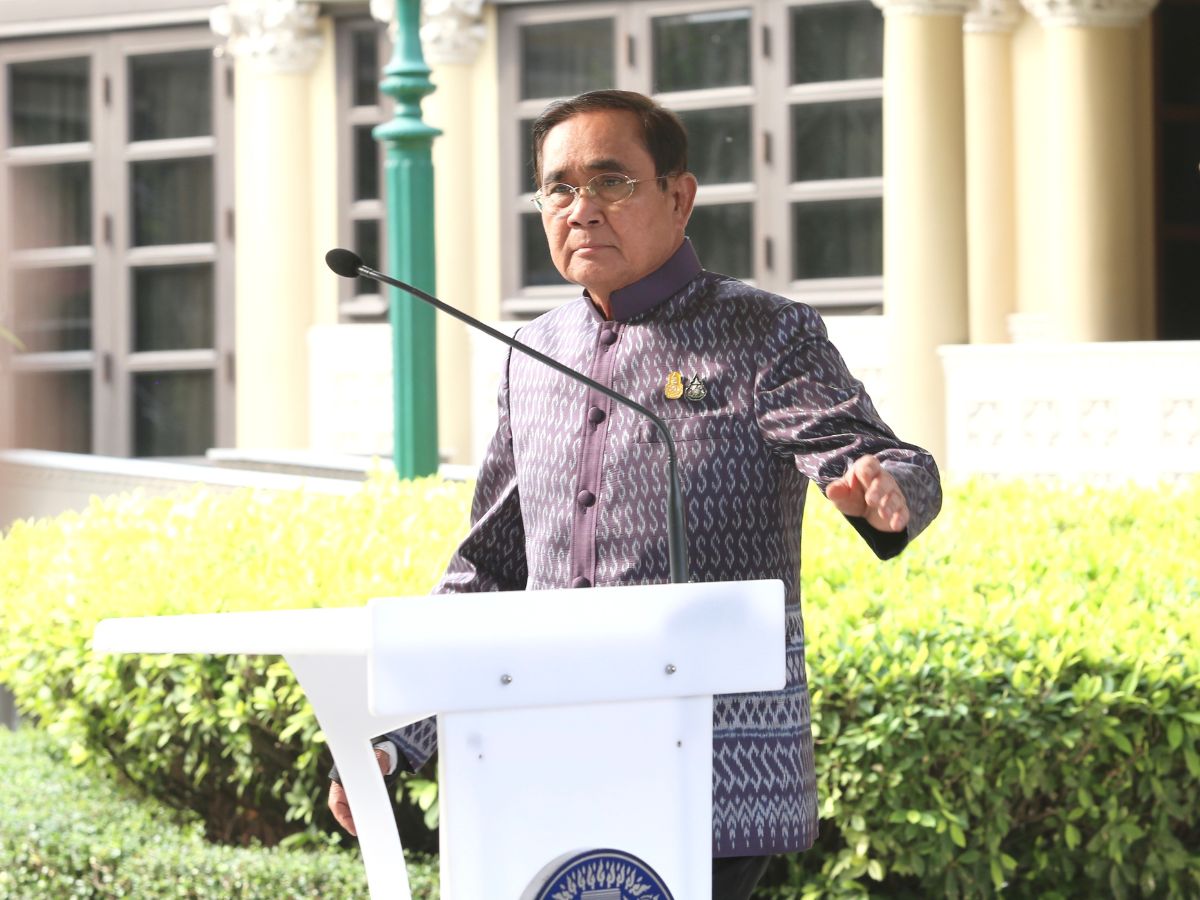 พล.อ.ประยุทธ์ สั่งไม่พิจารณารถไฟฟ้าสายสีส้ม ประชุม 6 ชั่วโมง