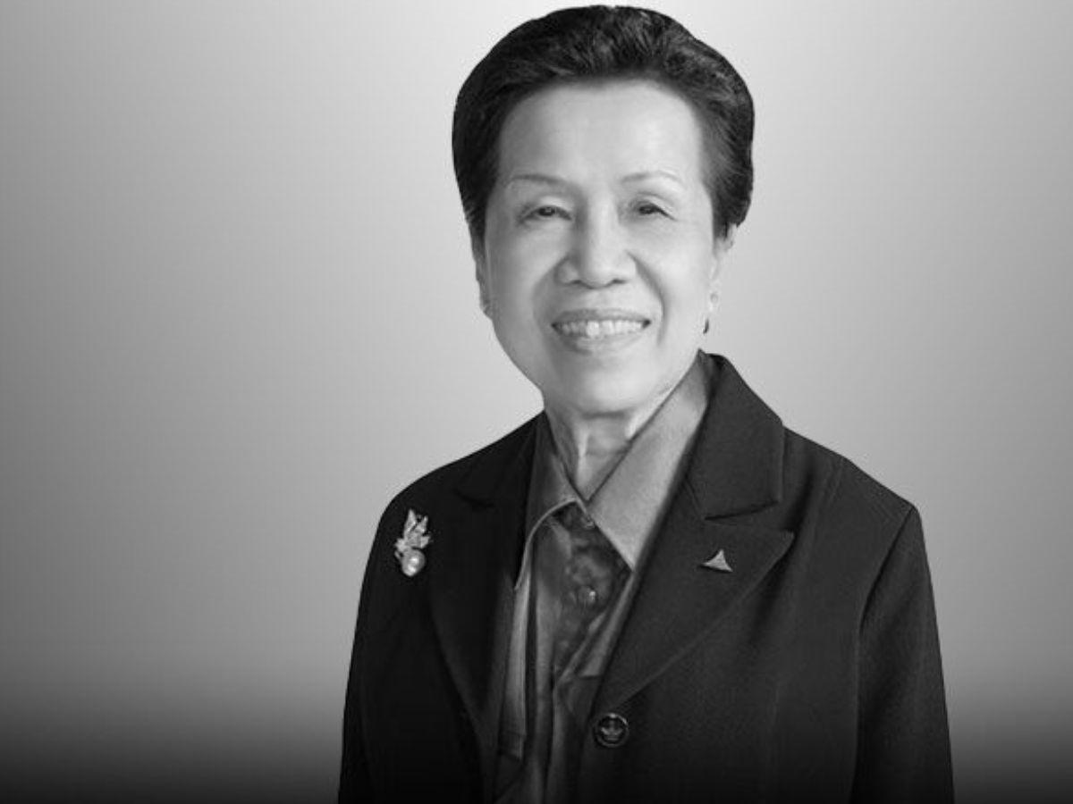 พระบาทสมเด็จพระเจ้าอยู่หัว พระราชทานน้ำหลวงอาบศพ คุณหญิงวรรณา สิริวัฒนภักดี