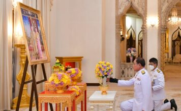 ในหลวง พระราชินี พระราชทานแจกันดอกไม้ เนื่องในวันคล้ายวันเกิด พล.อ.ประยุทธ์