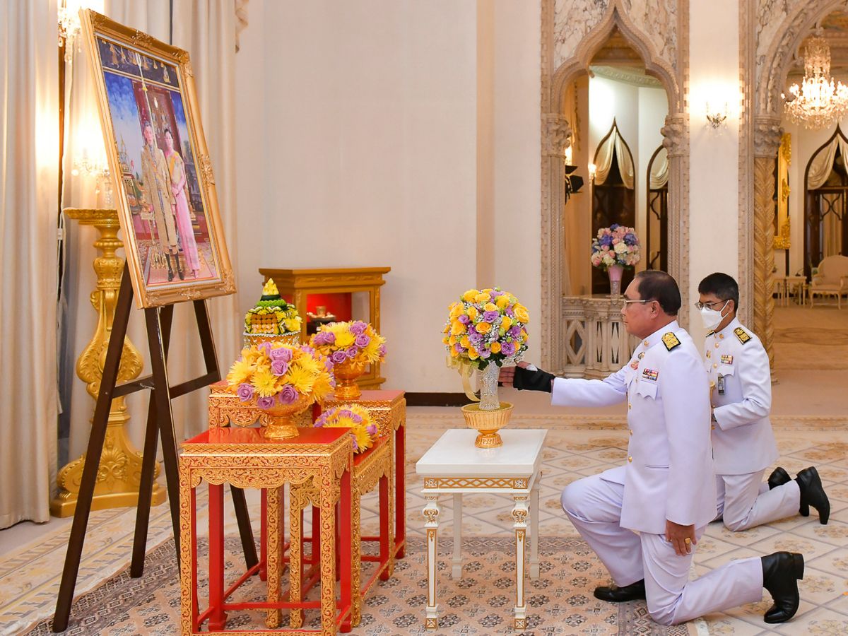 ในหลวง พระราชินี พระราชทานแจกันดอกไม้ เนื่องในวันคล้ายวันเกิด พล.อ.ประยุทธ์ 69 ปี