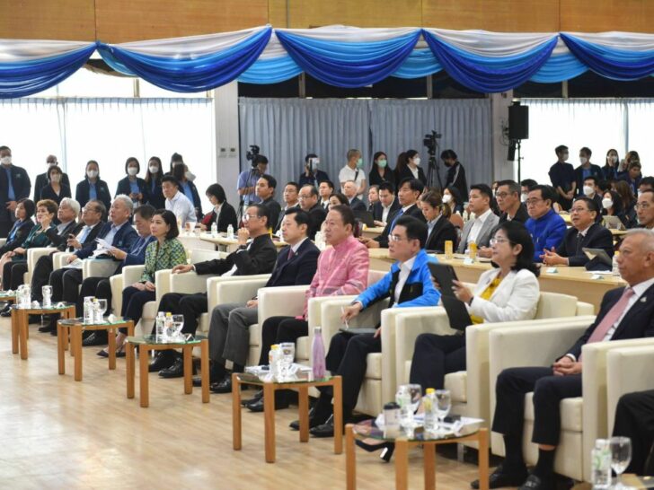 สนั่น มอบสมุดปกขาวให้ 10 พรรคการเมือง แก้เศรษฐกิจไทย