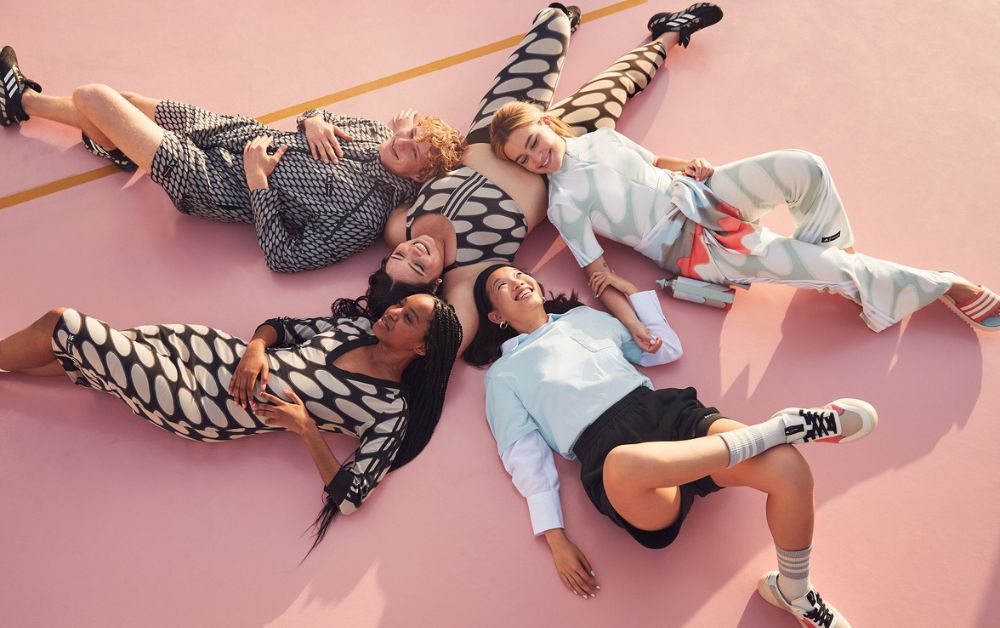 Adidas x Marimekko SS23 ชุดออกกำลังกาย-สตรีตแวร์ลายพิมพ์ยุค 60’s