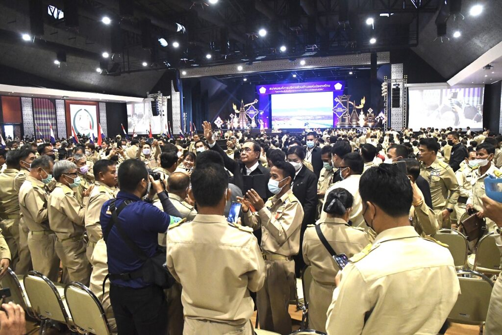 พล.อ.ประยุทธ์ จันทร์โอชา ทำพิธีเปิดโครงการสัมมนา “บทบาทท้องถิ่นไทยกับการกระจายอำนาจเพื่อการไปต่ออย่างยั่งยืน” ที่จ.อุดรธานี