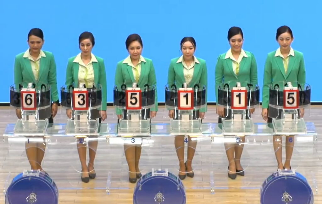 พนักงาน ธ.ก.ส. ร่วมออกรางวัล งวด 16 มีนาคม 66