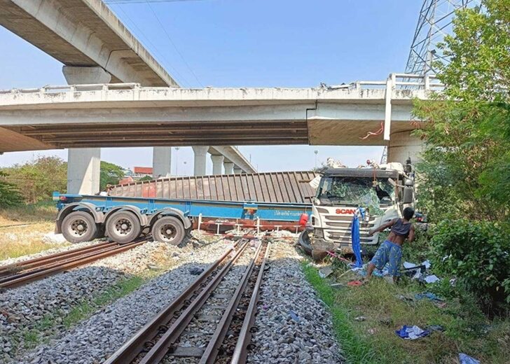 รถตกทางแยก-ต่างระดับทับช้าง รถบรรทุกตู้คอนเทนเนอร์ ตกจากทางแยกต่างระดับทับช้าง ขวางทางรถไฟ