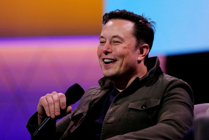 FILE PHOTO: SpaceX owner and Tesla CEO Elon Musk speaks during a conversation with legendary game designer Todd Howard at the E3 gaming convention in Los Angeles อีลอน มัสก์ เรียกร้องหยุดพัฒนา AI