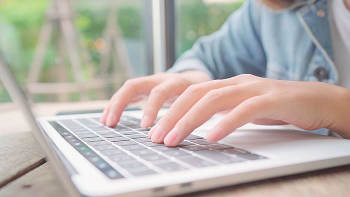 Business freelance Asian woman working, doing projects and sendi เล่นคอม