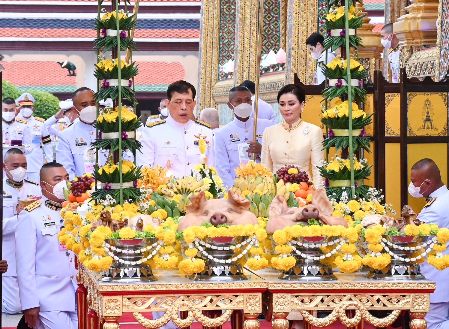 ในหลวง พระราชินี ทรงจุดเทียนทอง เทียนเงิน และธูปที่โต๊ะเครื่องบวงสรวงสังเวย แล้วทรงจุดธูปหางปักที่เครื่องบวงสรวงสังเวย 