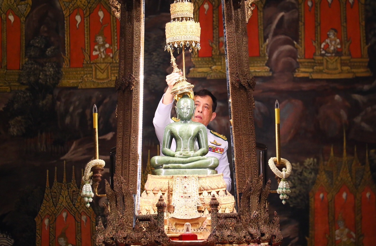 ในหลวง ทรงเปลี่ยนเครื่องทรงพระแก้วมรกต จากฤดูหนาวเป็นฤดูร้อน