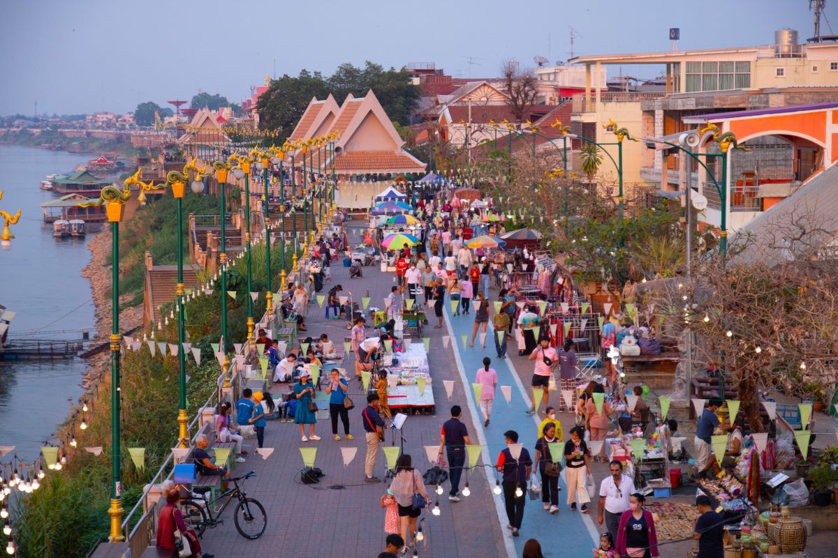 สงกรานต์ชวนเดิน ตลาดแคมของ ถนนคนเดินริมโขงยาวที่สุดในโลก 1.5 กม.