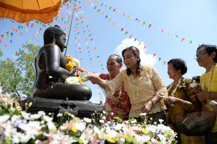 ประชาชนสรงน้ำพระพุทธรูปในวันเทศกาลสงกรานต์